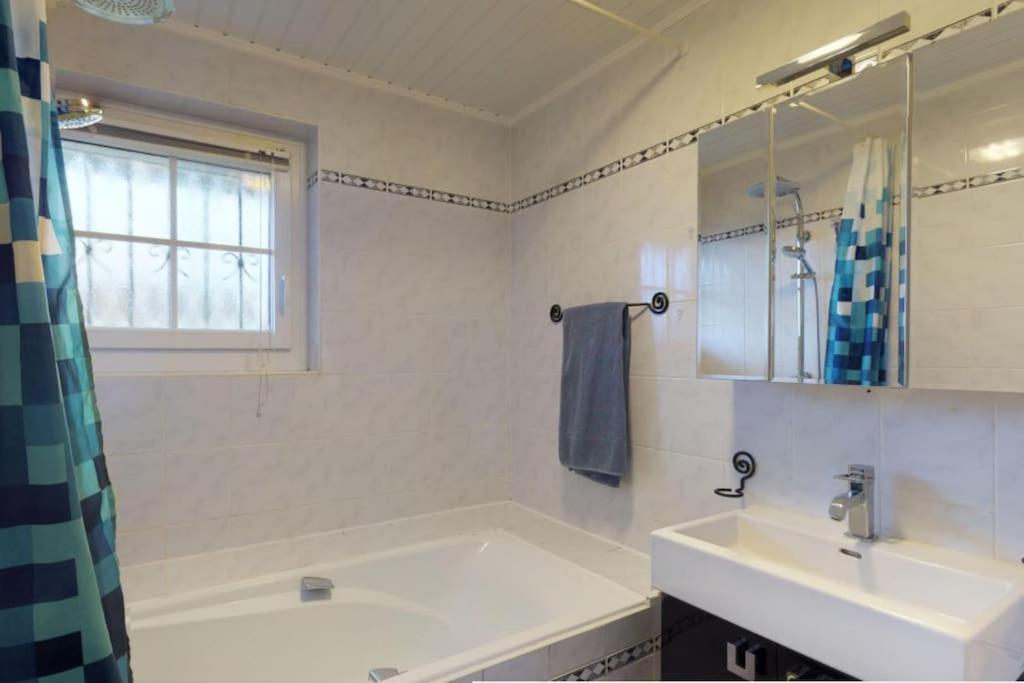 Cheerful Villa With Fireplace, Bath-Tub And Garden Noville Exteriör bild
