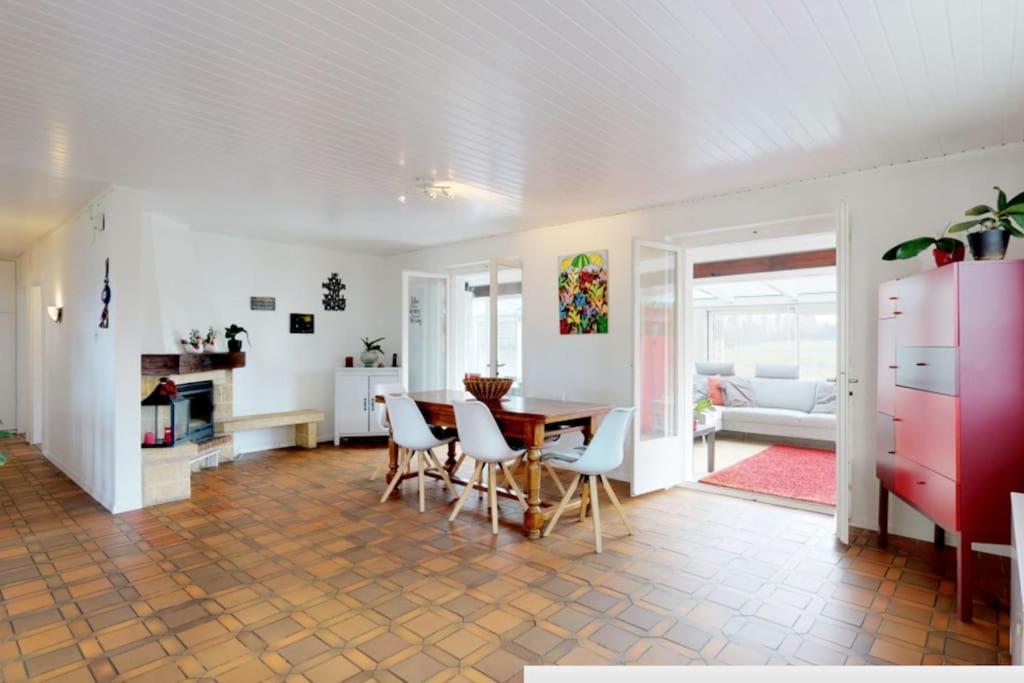 Cheerful Villa With Fireplace, Bath-Tub And Garden Noville Exteriör bild